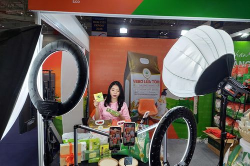 Bảo vệ người tiêu dùng trước 'ma trận' AI và thương mại điện tử