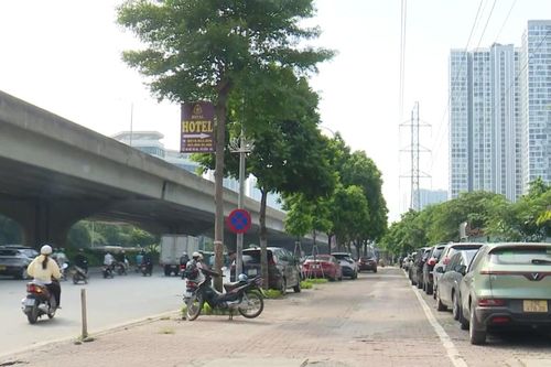 Vỉa hè đường Phạm Hùng bị chiếm dụng thành bãi đỗ xe