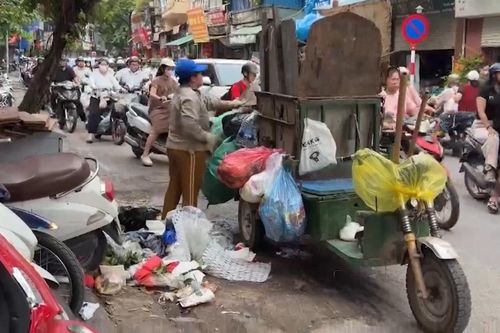 Thu gom rác giờ cao điểm, giao thông thêm ùn tắc