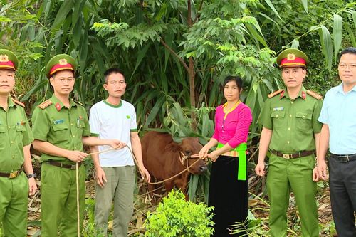 Lực lượng công an hỗ trợ sinh kế cho hộ khó khăn