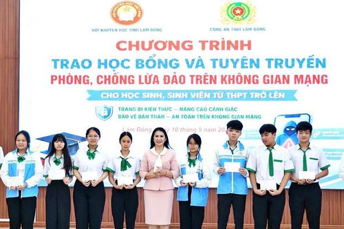 Hội Khuyến học Lâm Đồng trao học bổng và phối hợp tuyên truyền phòng chống lừa đảo trên không gian mạng