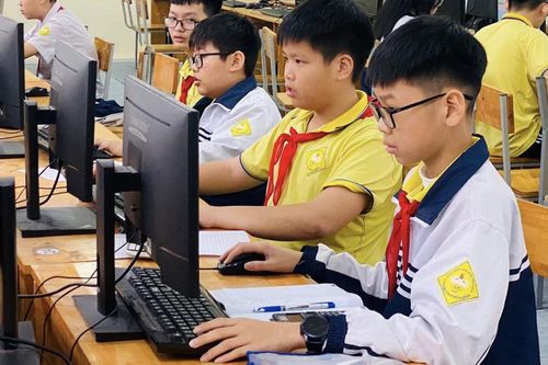 Giáo viên dạy ôn luyện VioEdu ngoài nhà trường: Đúng hay sai quy định?