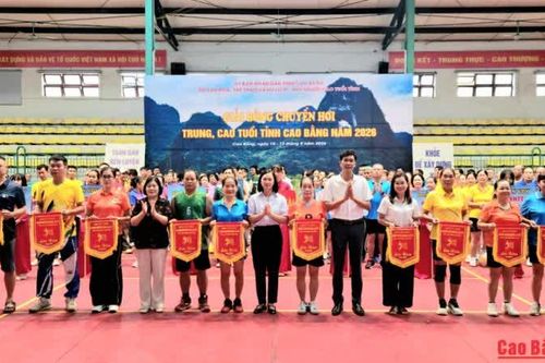 300 vận động viên tham gia Giải Bóng chuyền hơi trung, cao tuổi tỉnh