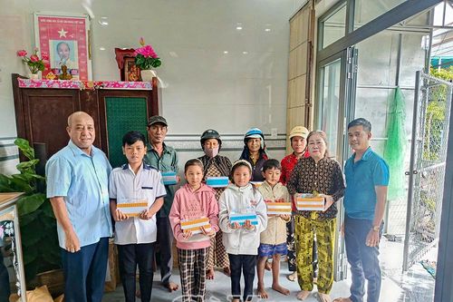 Trao yêu thương, tiếp bước đến trường