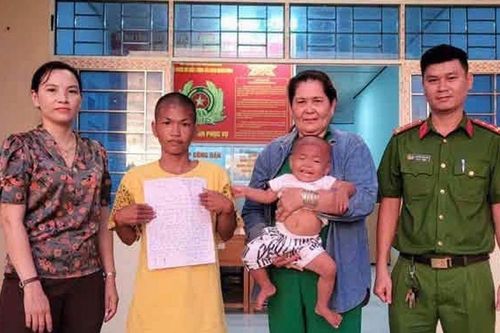 Bé gái 11 tháng tuổi mất tích tại sạp quần áo ở An Giang được tìm thấy cách nhà hơn 30km