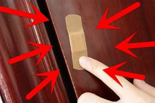 Tại sao bạn nên dán một miếng urgo lên cửa nhà vệ sinh?