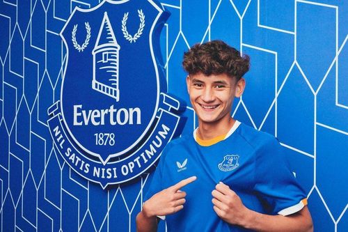 Cầu thủ Việt kiều Arthur Barratt ký hợp đồng chuyên nghiệp với Everton