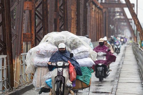 Không khí lạnh đầu mùa tràn về, miền Bắc chuyển mát, Trung Bộ và Nam Bộ mưa lớn