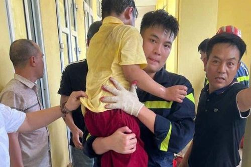 30 phút giải cứu bé trai lớp 2 hoảng loạn khi mắc kẹt giữa khe tường ở trường học