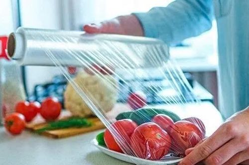 Nhiều gia đình dùng màng bọc thực phẩm mỗi ngày nhưng lại bỏ qua những điều này