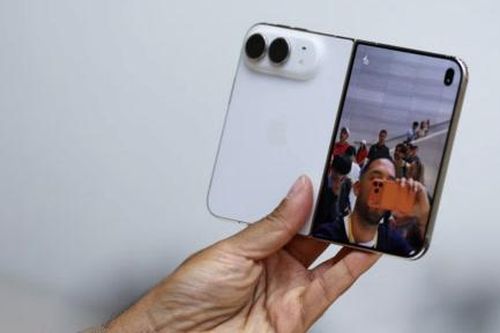 Apple ra mắt mẫu điện thoại iPhone gập đầu tiên với giá khởi điểm 1.999 USD