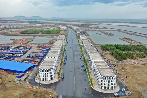 Những dãy nhà phố hiện đại dần hình thành tại siêu dự án lấn biển Cần Giờ