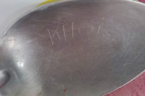 Phát hiện 2 chiếc thìa khắc tên trong 2 phần mộ liệt sĩ chưa xác định danh tính