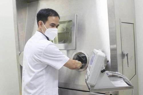 Bộ Y tế yêu cầu BV E làm rõ vụ 'bệnh nhân kẹp tiền vào sổ để được xạ trị nhanh'