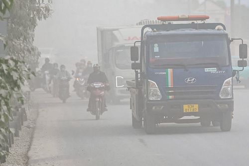 'Bão bụi' mù mịt từ các công trường bủa vây đường phố Hà Nội