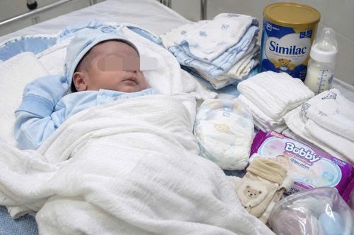 Bé trai sơ sinh bị bỏ rơi tại khu đất trống ở Bắc Ninh