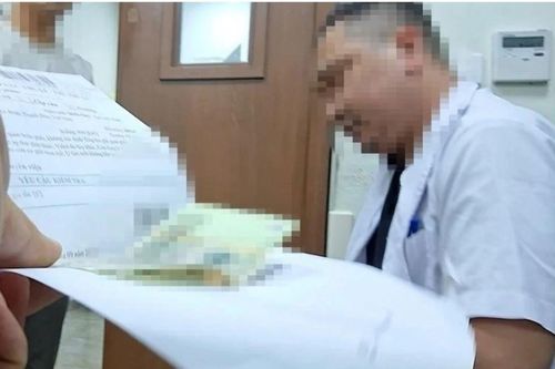 Vụ 'muốn nhanh phải kẹp tiền vào sổ' ở BV E: Nhân viên xạ trị tường trình gì?