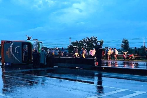 Lật xe khách trên Quốc lộ 1 ở Lâm Đồng, 8 người bị thương