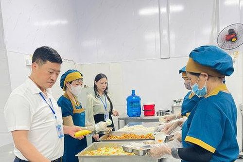 Xã Sóc Sơn: Giám sát chặt từng khâu, bảo đảm chất lượng bữa ăn bán trú