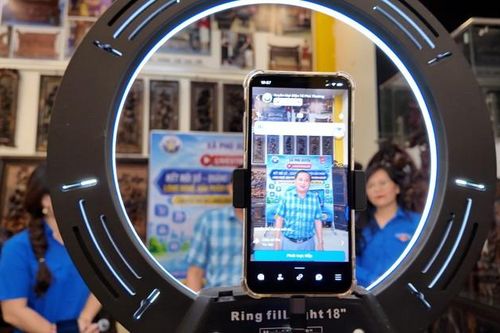 Xã Phú Xuyên đẩy mạnh kinh tế số từ các phiên livestream