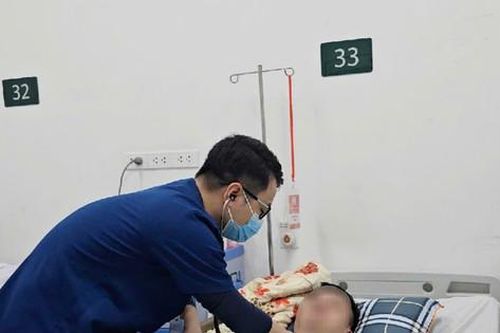 Ngủ sai tư thế trên ô tô, người đàn ông 40 tuổi bị đột quỵ do lóc tách động mạch cảnh