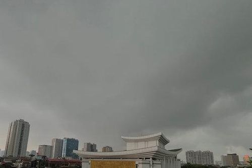 Hà Nội đang mưa lớn kèm gió giật mạnh, nhiều xã, phường nguy cơ ngập cục bộ