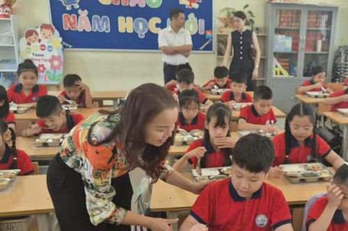 Một buổi trưa cùng suất cơm bán trú