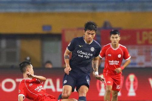 Cận cảnh tình huống Văn Hậu đạp thẳng chân Doãn Ngọc Tân ở vòng 2 V.League 2026-2027