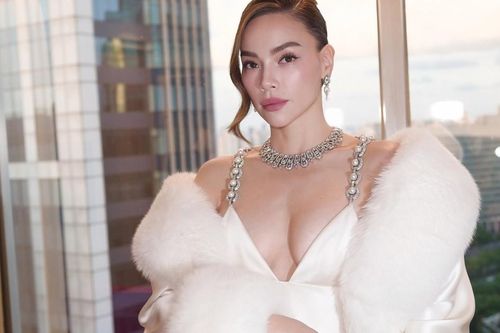 Chiếc vòng cổ Hồ Ngọc Hà đeo trong sự kiện cùng Lưu Diệc Phi ở Thượng Hải có giá trị ra sao?