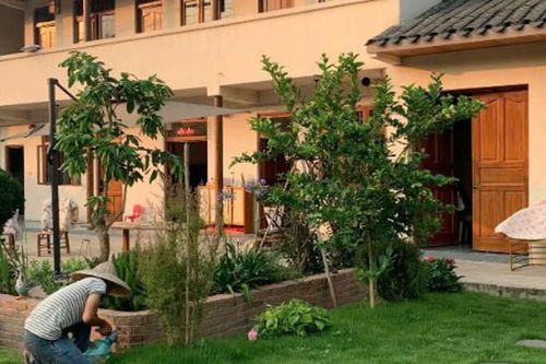 Cầm 2 tỷ đồng về quê xây nhà sống với ông hàng xóm, người phụ nữ thốt lên: 'Biết thế về sớm hơn'
