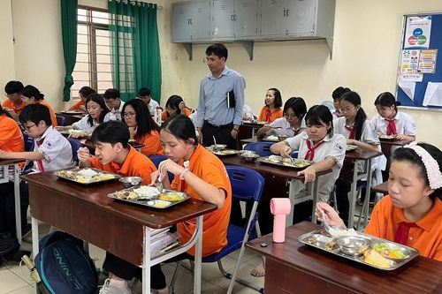 Phụ huynh nhiều trường học kiểm tra bếp ăn, căng tin, suất ăn bán trú tại trường học của con