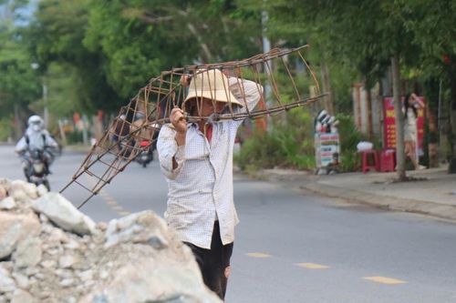 Sạt lở áp sát nhà dân, chạy đua dựng kè trước mùa mưa bão
