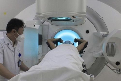 Bộ Y tế yêu cầu Bệnh viện E làm rõ phản ánh 'kẹp tiền vào sổ' để được xạ trị sớm