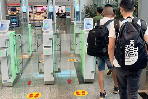 Trục xuất 4 người Trung Quốc có visa du lịch nhưng lại làm chăm sóc khách hàng