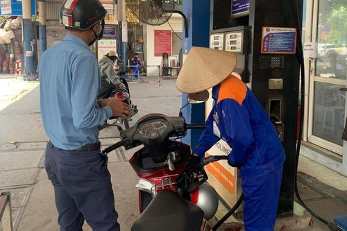 Giá xăng tăng, E10RON95 lên 24.739 đồng/lít