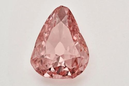 Cắn quả táo, cô hầu phòng phát hiện kim cương quý hiếm bị đánh cắp