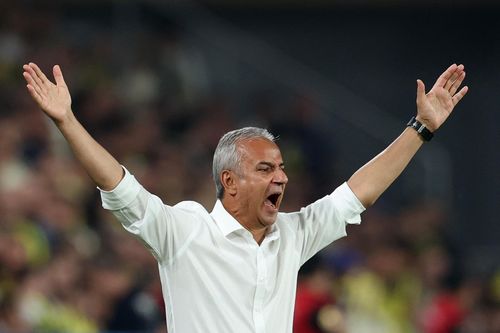 HLV Fenerbahce từ chức ngay trong đêm trở lại Champions League
