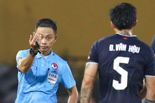 Trọng tài 'bẻ còi', đổi thẻ vàng thành thẻ đỏ cho Văn Hậu