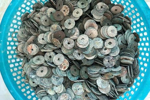 Đào móng nhà phát hiện chum tiền