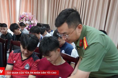 Cạm bẫy 'mở tài khoản nhận tiền' nhắm vào giới trẻ