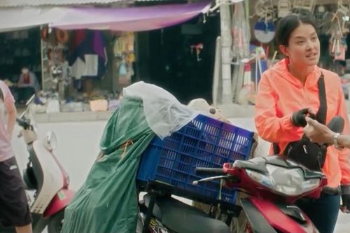 'Đội bóng nữ làng Xuân' tập 4: Minh bênh vực chị Đào vì bị sỉ nhục giữa đường