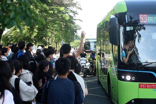 Cảnh tượng xe buýt ở TPHCM quá tải, sinh viên đành chọn xe ôm đến trường