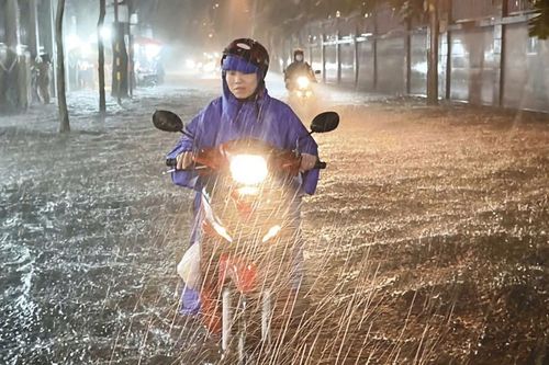 TPHCM hứng trận mưa lớn hiếm gặp, sấm sét dồn dập; Nam Bộ còn mưa xối xả