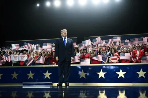 Tấm séc 5.000 USD của ông Trump: Giải pháp cho vấn đề không có thật?