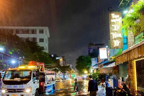 TP Hồ Chí Minh cảnh báo mưa lớn, hầm chui An Phú ngập gây ùn tắc