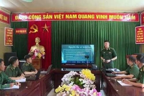 Chiến sĩ Biên phòng làm truyền thông số nơi biên giới