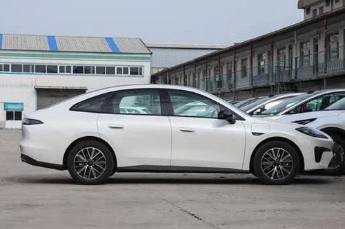 Xe sedan hạng D mạnh 224 mã lực, giá chưa tới 400 triệu đồng