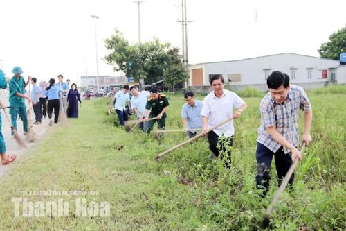 Xã Định Tân và Lưu Vệ ra quân tổng dọn vệ sinh môi trường
