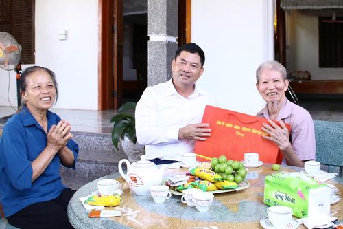 Bí thư Tỉnh ủy Nguyễn Hồng Thái làm việc tại Sư đoàn 3, tặng quà người có công