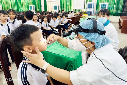 Khám, phát hiện sớm các bệnh lý học đường